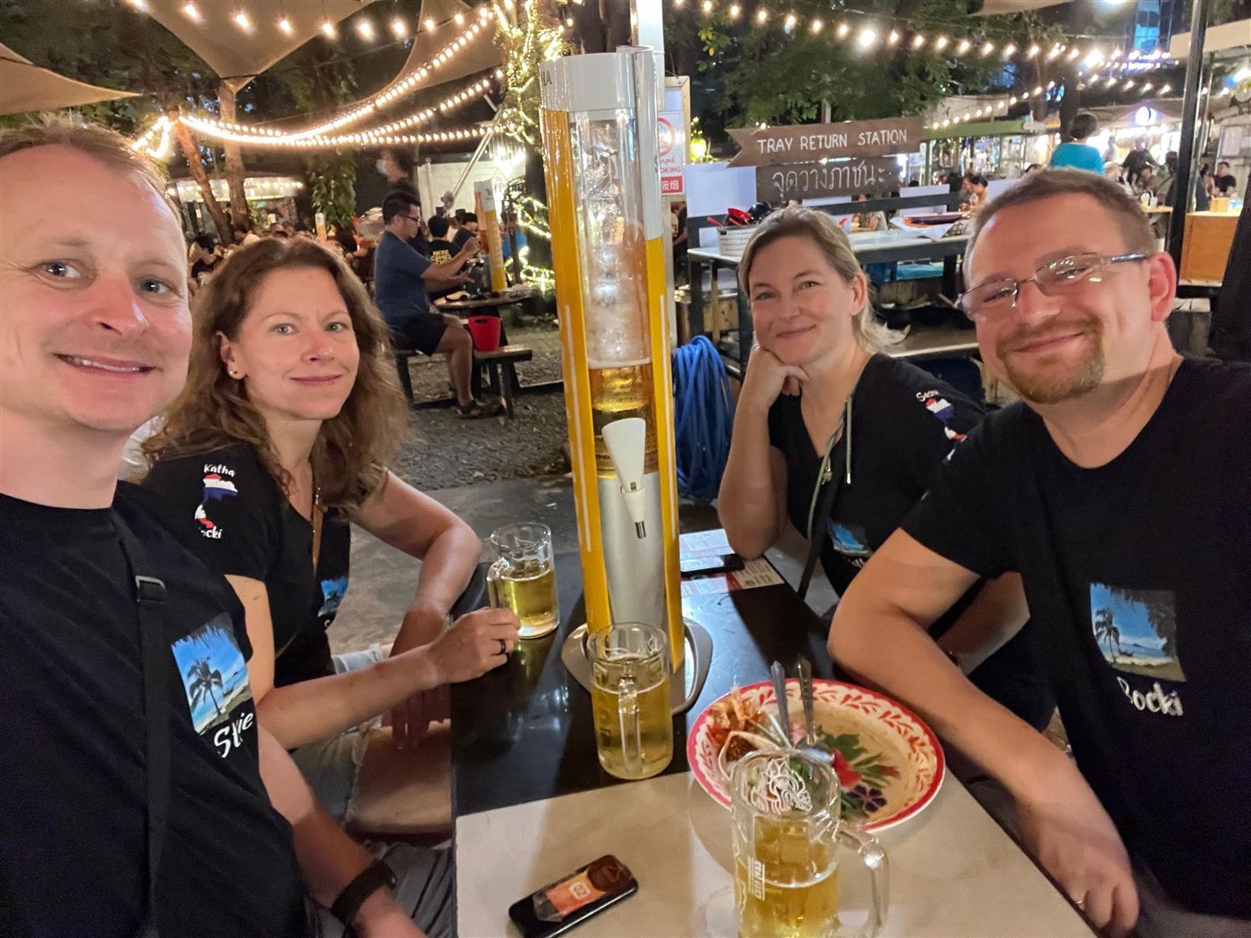 Die Gruppe mit Singha-Bierturm beim Camping Ground